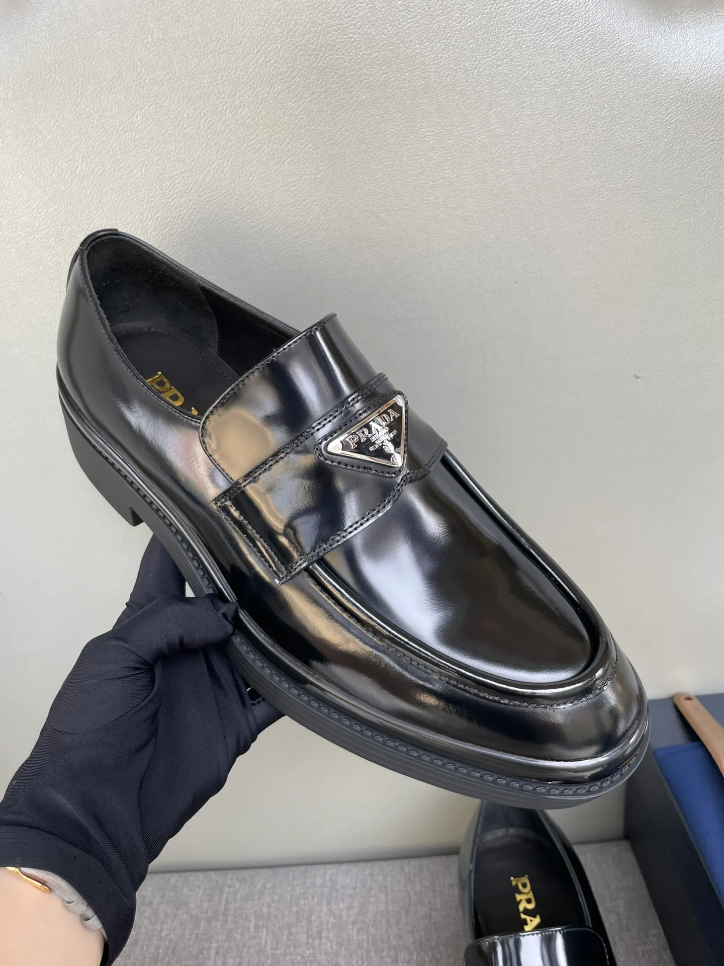 Men's shoes 💰860 💰Best recommendation✨PRADA Prada top purchasing quality imported upper with color-brushed edge beads carved toe design cowhide lining private molded TPU outsole non-slip, wear-resistant and elastic fashionable and versatile burgundy black blue 39-44 in stock (38, 45 customized for replacement, return and exchange)